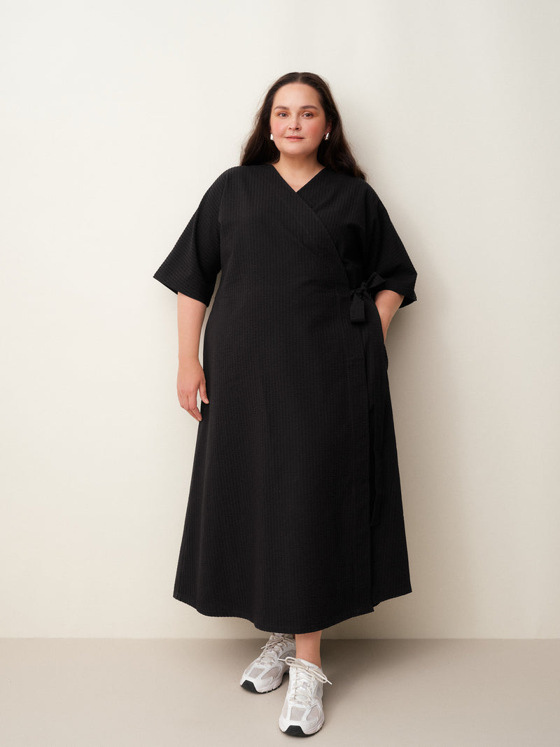 Ava seersucker kietaisumekko, Black