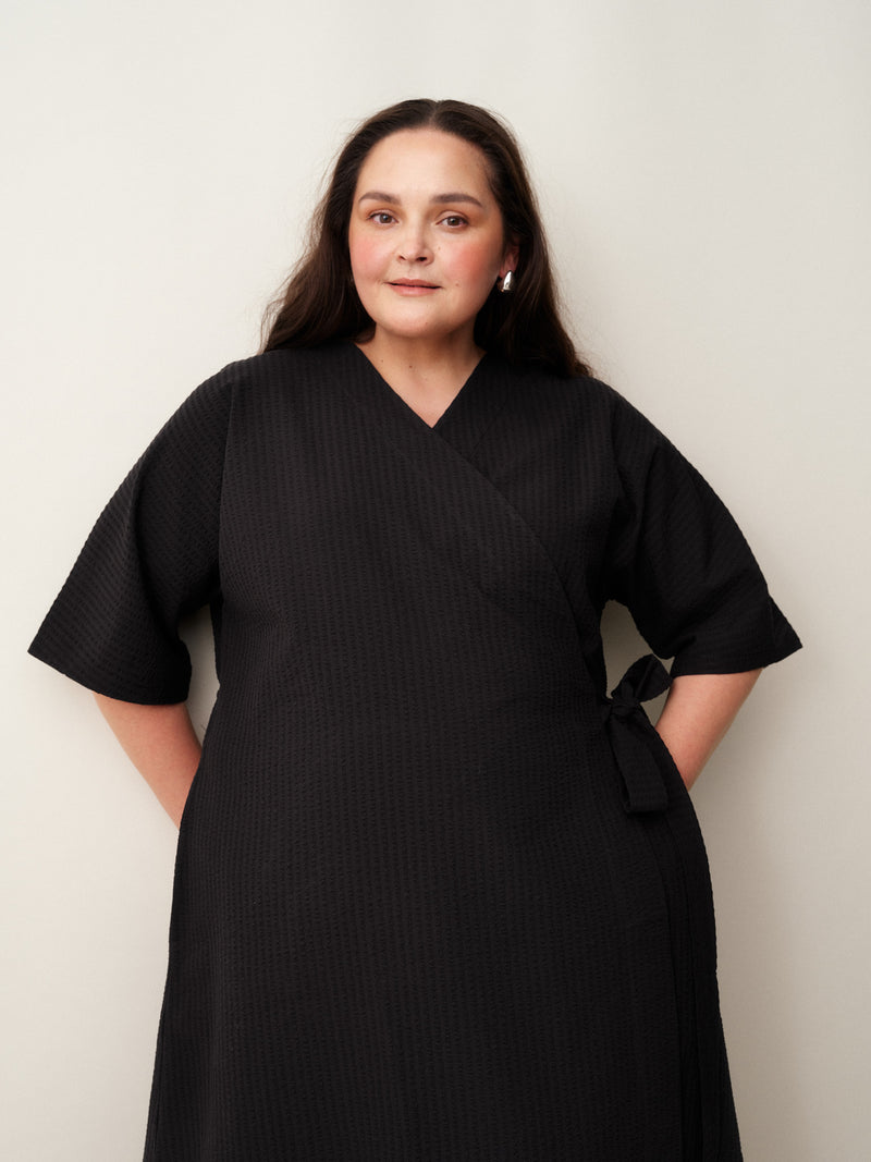 Ava seersucker kietaisumekko, Black