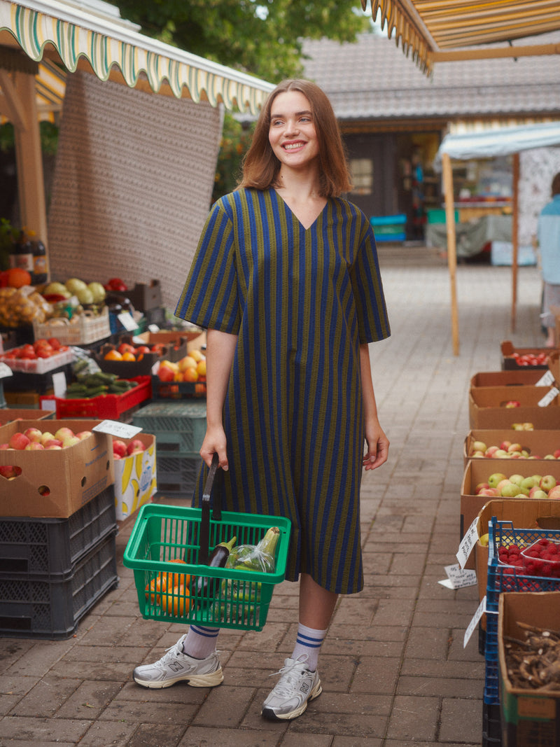 Stripy aikuisten seersucker-mekko