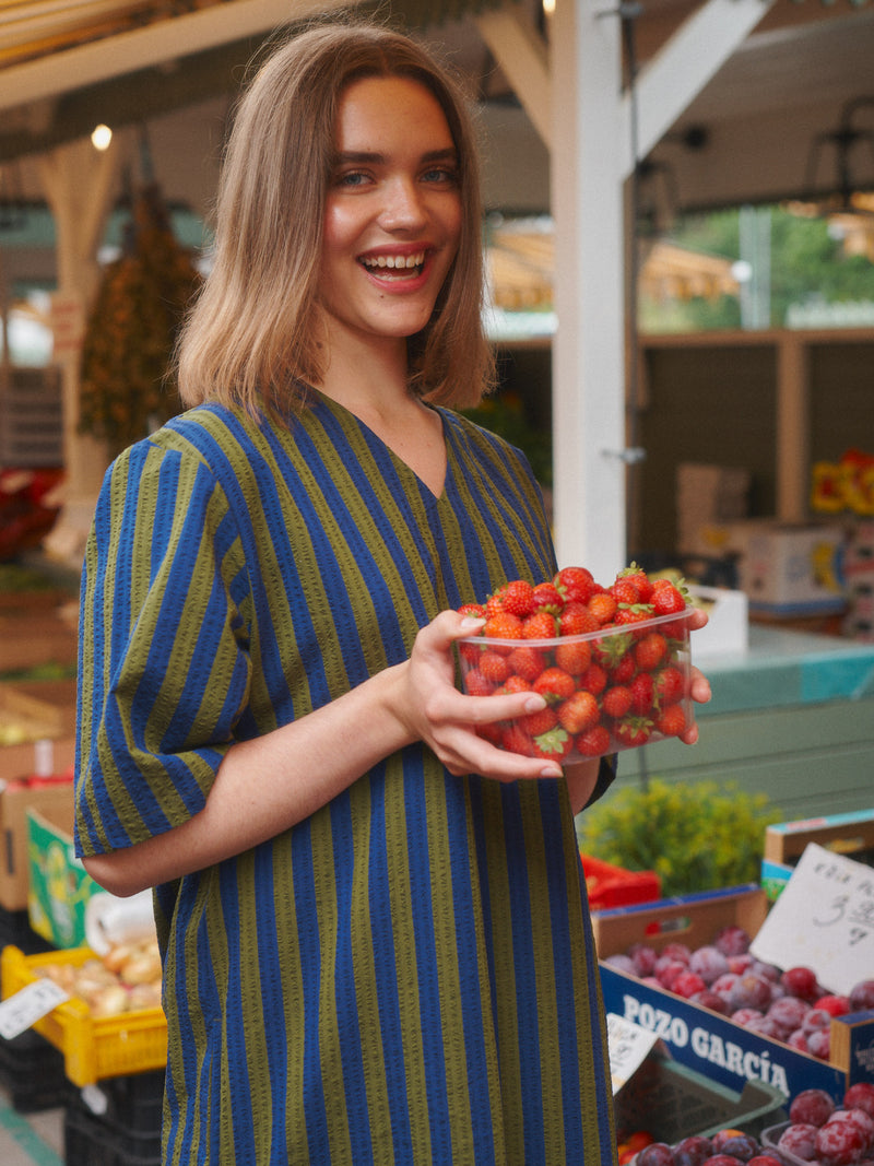 Stripy aikuisten seersucker-mekko